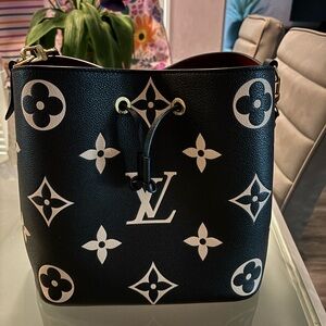 Louis Vuitton Black and Cream Monogram Drawstring Bucket Bag Neonoe AUTHENTIC